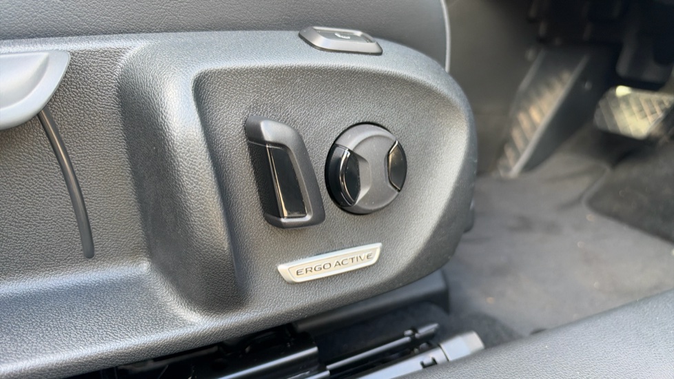 Volkswagen Passat 1.5 TSI eHybrid Life 5dr DSG Estate - Image 30