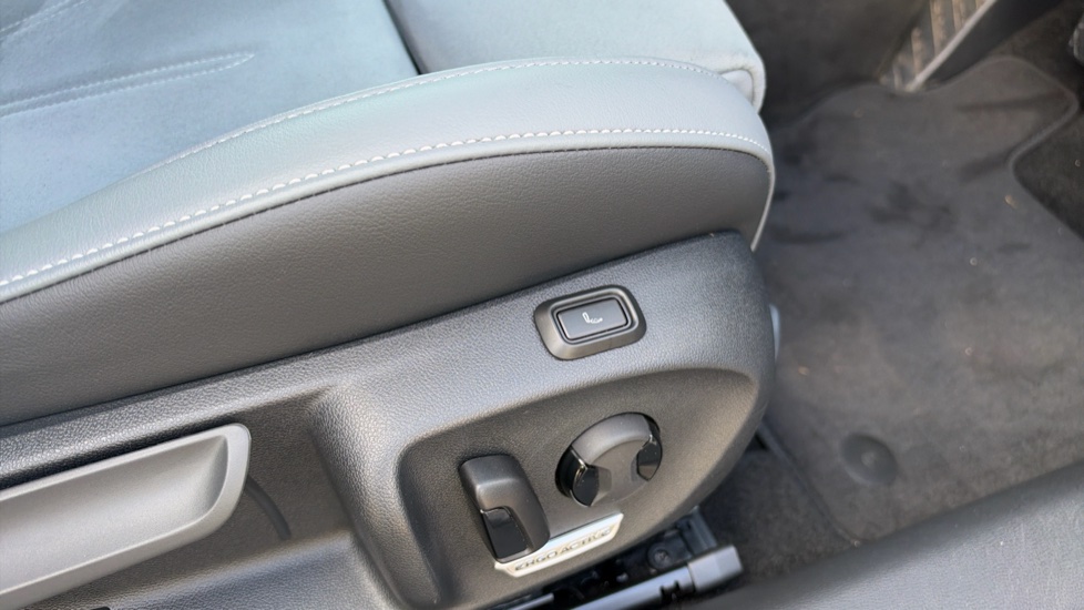 Volkswagen Passat 1.5 TSI eHybrid Life 5dr DSG Estate - Image 31