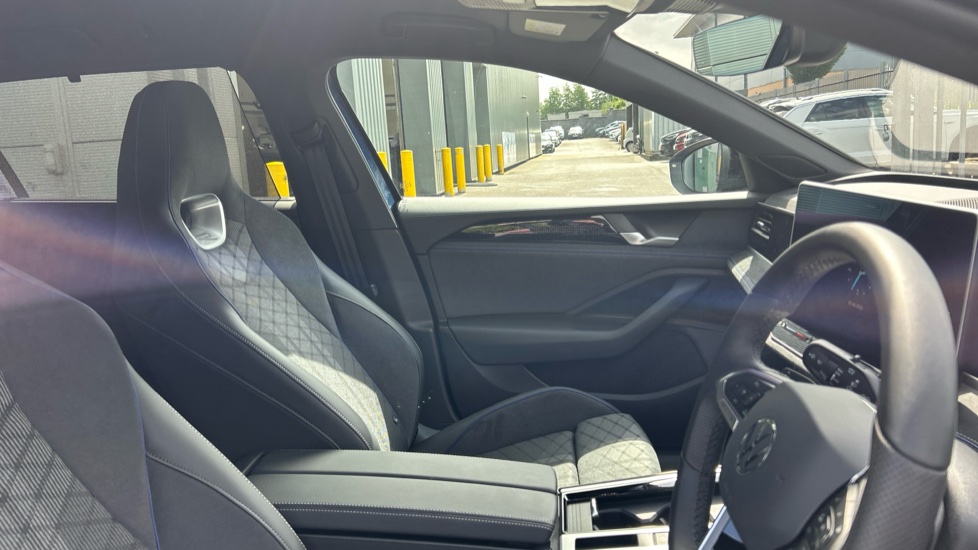 Volkswagen Passat 1.5 TSI eHybrid 272 R-Line 5dr DSG Estate - Image 15