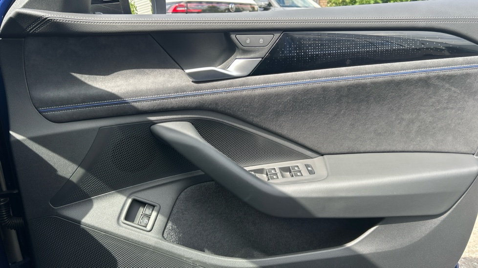 Volkswagen Passat 1.5 TSI eHybrid 272 R-Line 5dr DSG Estate - Image 19