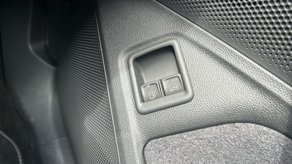 Volkswagen Passat 1.5 TSI eHybrid 272 R-Line 5dr DSG Estate - Image 25