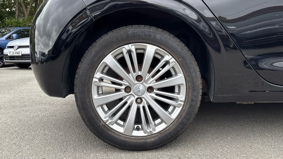 Peugeot 208 1.2 PureTech 82 Allure 5dr Petrol Hatchback - Image 7