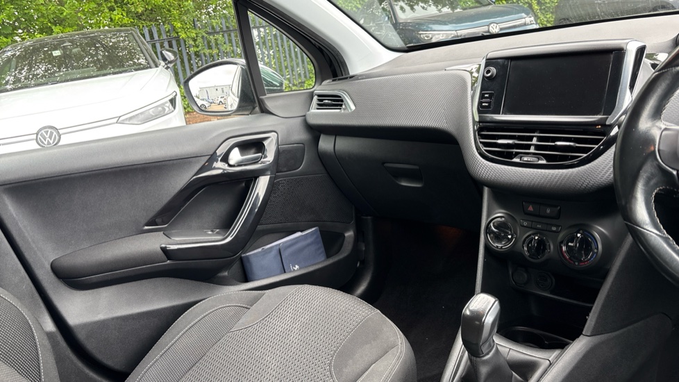 Peugeot 208 1.2 PureTech 82 Allure 5dr Petrol Hatchback - Image 14