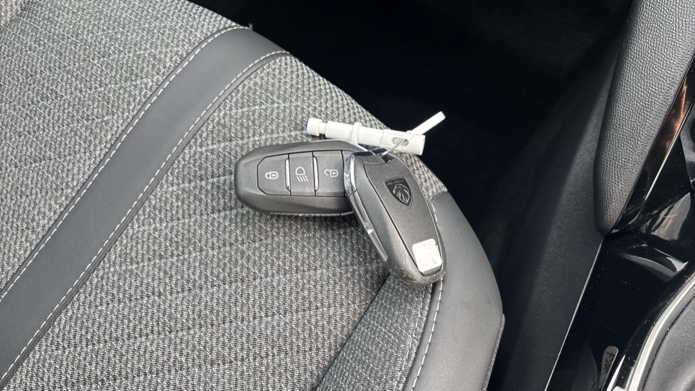 Peugeot 2008 1.2 PureTech 130 Allure 5dr Petrol Estate - Image 20