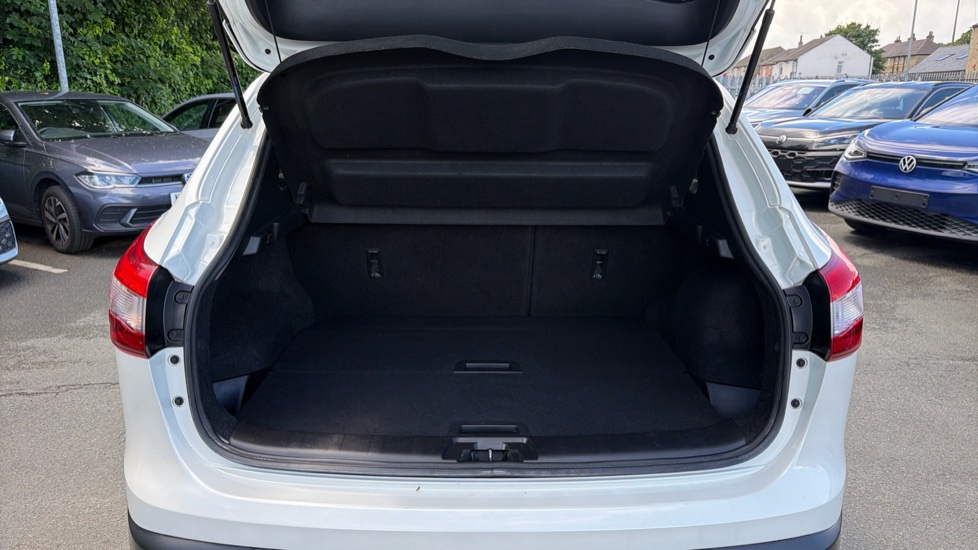 Nissan Qashqai 1.5 dCi Tekna 5dr Diesel Hatchback - Image 4