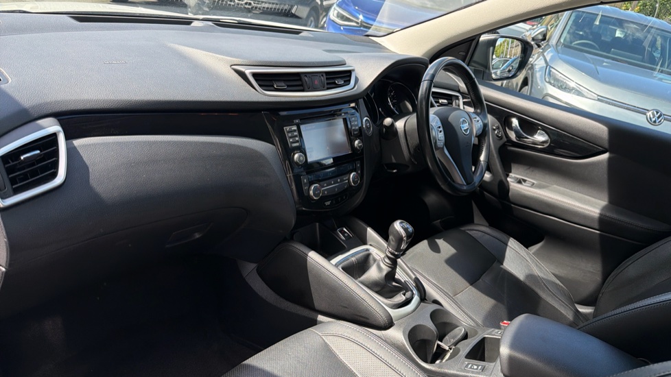 Nissan Qashqai 1.5 dCi Tekna 5dr Diesel Hatchback - Image 9