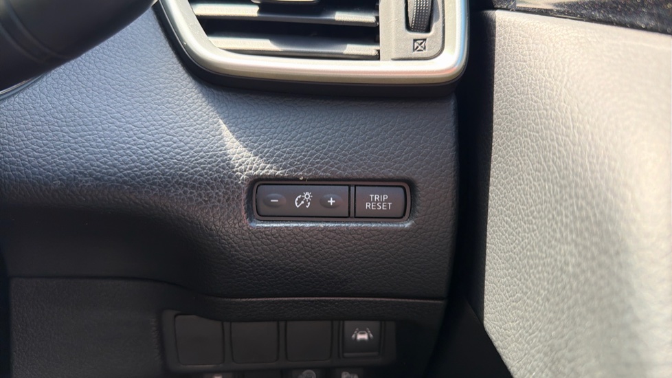 Nissan Qashqai 1.5 dCi Tekna 5dr Diesel Hatchback - Image 24