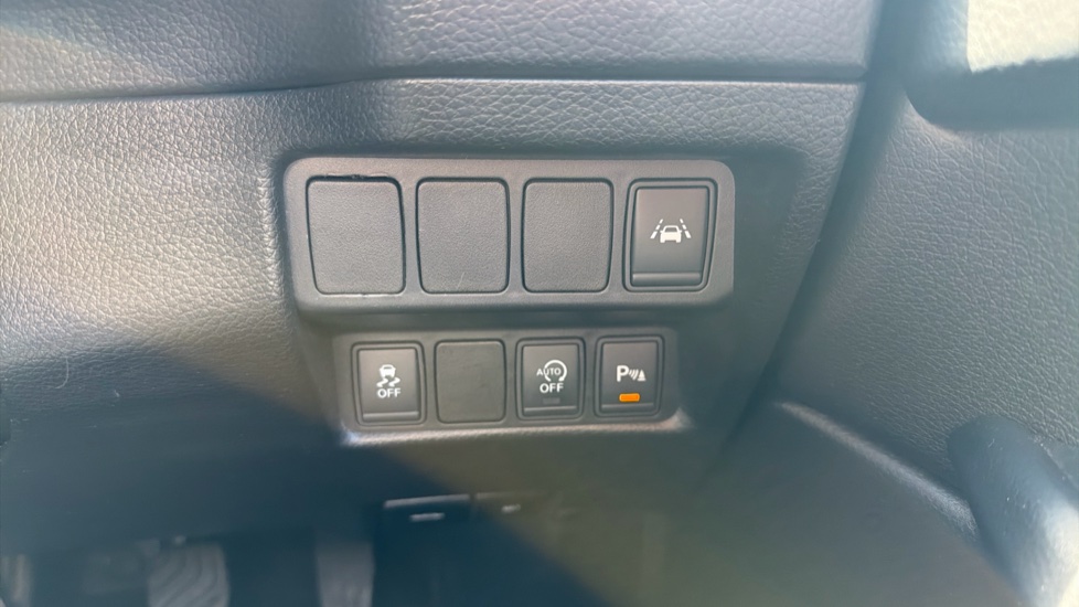 Nissan Qashqai 1.5 dCi Tekna 5dr Diesel Hatchback - Image 25
