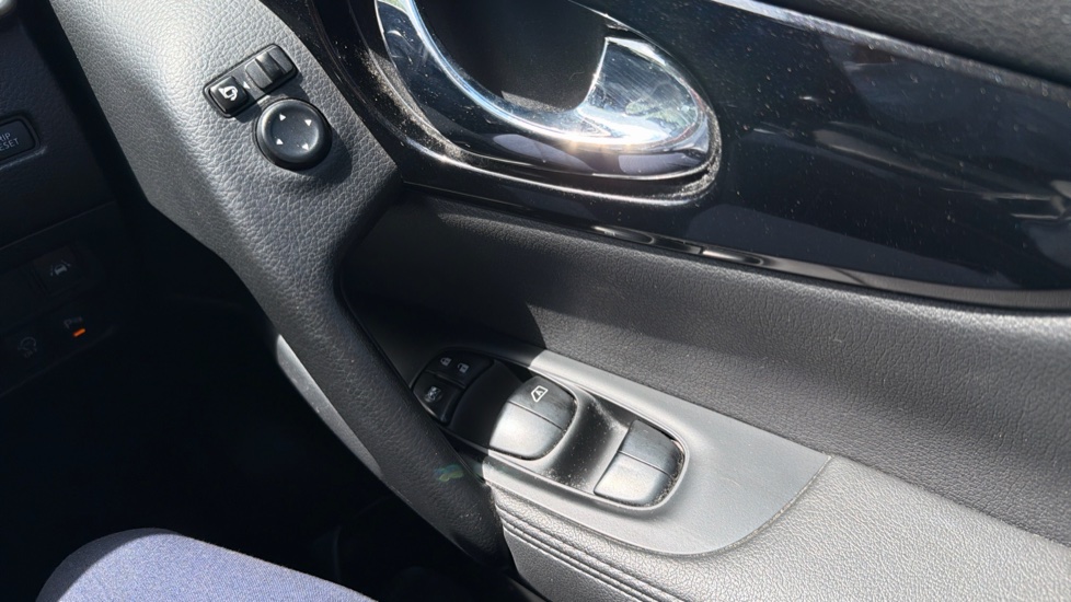 Nissan Qashqai 1.5 dCi Tekna 5dr Diesel Hatchback - Image 26