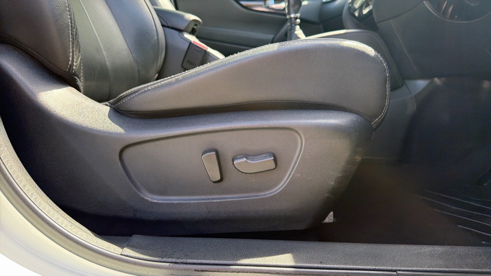 Nissan Qashqai 1.5 dCi Tekna 5dr Diesel Hatchback - Image 30