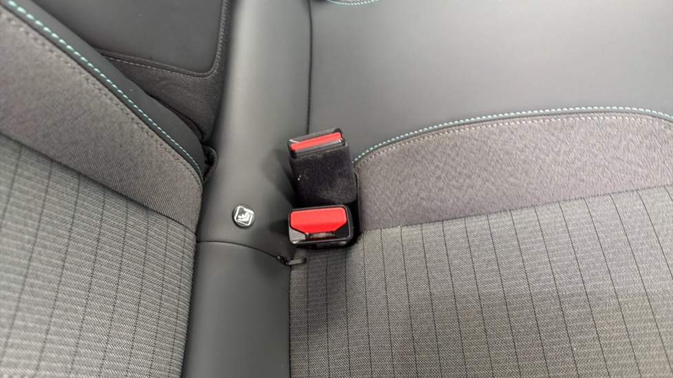 Peugeot 2008 1.2 PureTech 130 Allure 5dr EAT8 Petrol Estate - Image 17