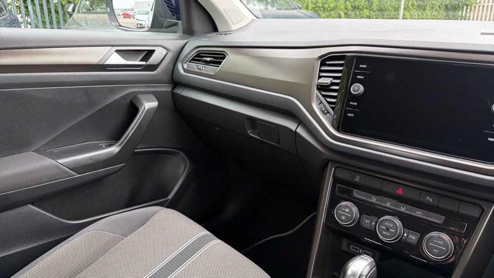 Volkswagen T-Roc 1.5 TSI EVO SE 5dr DSG Petrol Hatchback - Image 14