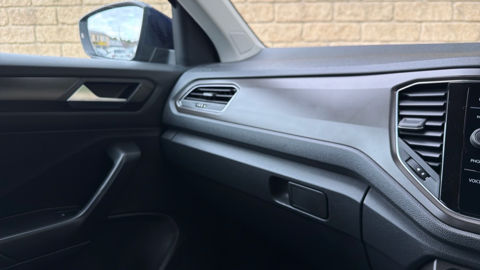 Volkswagen T-Roc 1.5 TSI EVO SE 5dr DSG Petrol Hatchback - Image 26