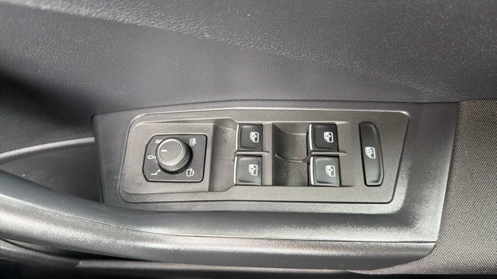 Volkswagen T-Roc 1.5 TSI EVO SE 5dr DSG Petrol Hatchback - Image 29
