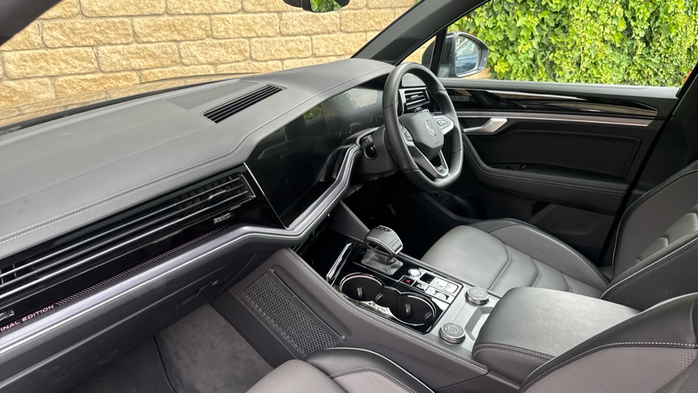Volkswagen Touareg 3.0 V6 TDI 4Motion 286 Final Edition 5dr Tip Auto Diesel Estate - Image 2