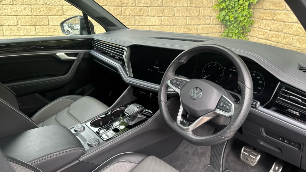 Volkswagen Touareg 3.0 V6 TDI 4Motion 286 Final Edition 5dr Tip Auto Diesel Estate - Image 6