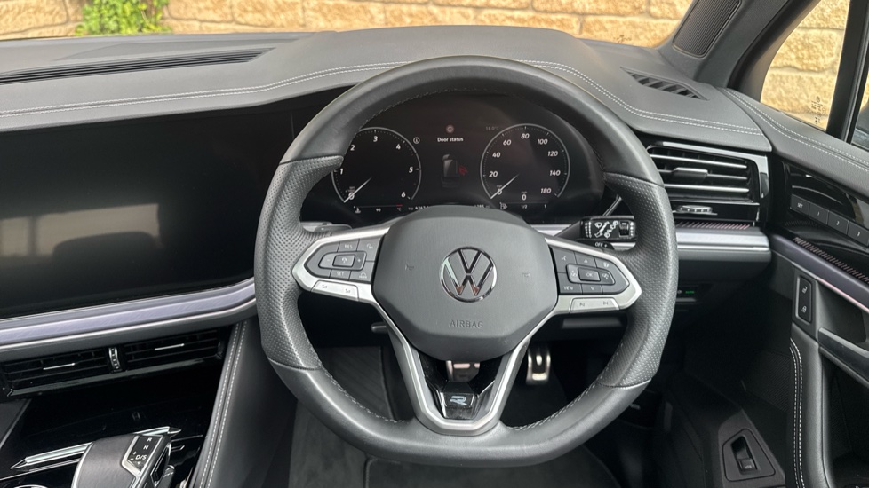 Volkswagen Touareg 3.0 V6 TDI 4Motion 286 Final Edition 5dr Tip Auto Diesel Estate - Image 10