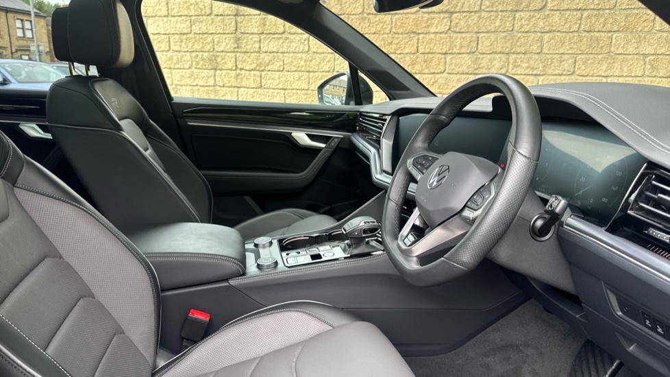 Volkswagen Touareg 3.0 V6 TDI 4Motion 286 Final Edition 5dr Tip Auto Diesel Estate - Image 15