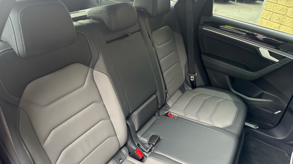 Volkswagen Touareg 3.0 V6 TDI 4Motion 286 Final Edition 5dr Tip Auto Diesel Estate - Image 16