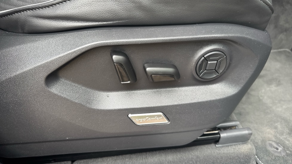 Volkswagen Touareg 3.0 V6 TDI 4Motion 286 Final Edition 5dr Tip Auto Diesel Estate - Image 35