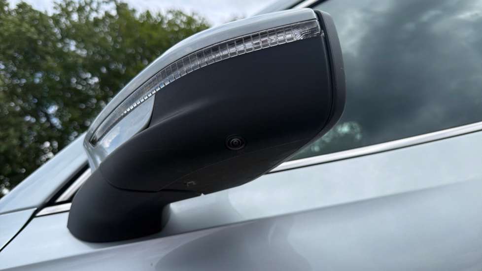 Volkswagen Tiguan 1.5 TSI 272 eHybrid R-Line 5dr DSG Estate - Image 25