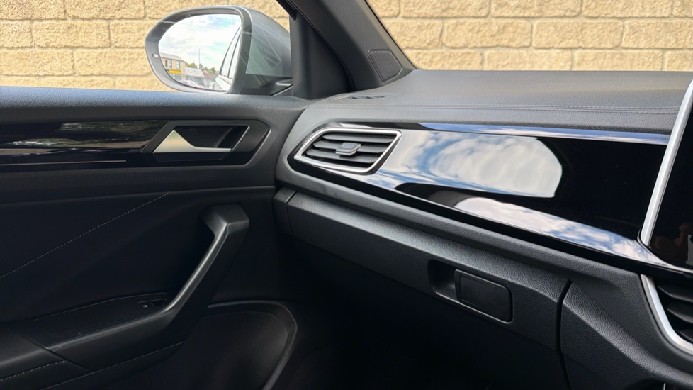 Volkswagen T-Roc 1.5 TSI R-Line 5dr Petrol Hatchback - Image 21