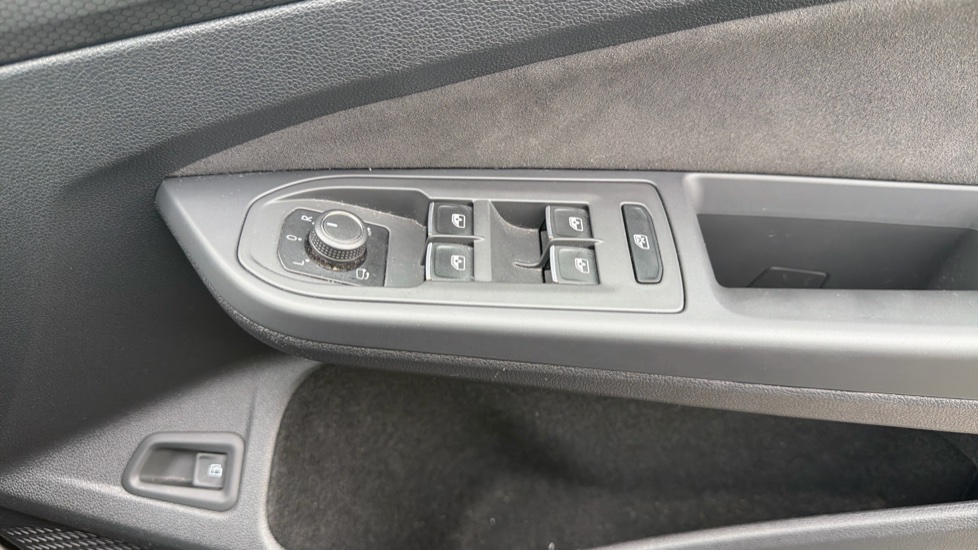 Volkswagen Golf 1.4 TSI GTE 5dr DSG Hatchback - Image 19