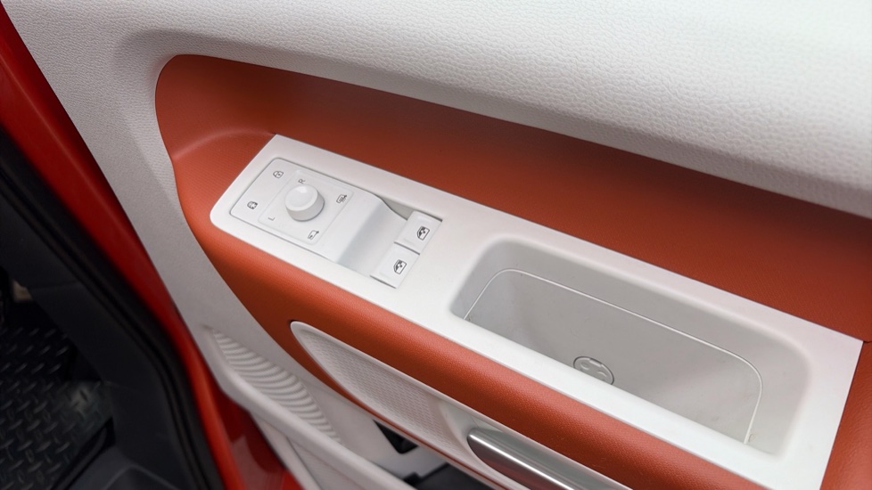 Volkswagen ID. Buzz 150kW Style Pro 77kWh 5dr Auto Electric Estate - Image 19