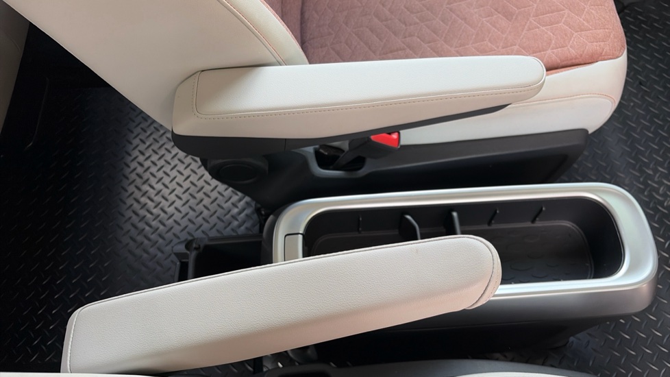 Volkswagen ID. Buzz 150kW Style Pro 77kWh 5dr Auto Electric Estate - Image 33