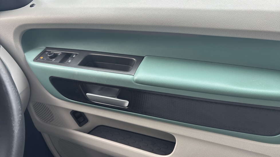 Volkswagen ID. Buzz 150kW Style Pro 77kWh 5dr Auto Electric Estate - Image 19