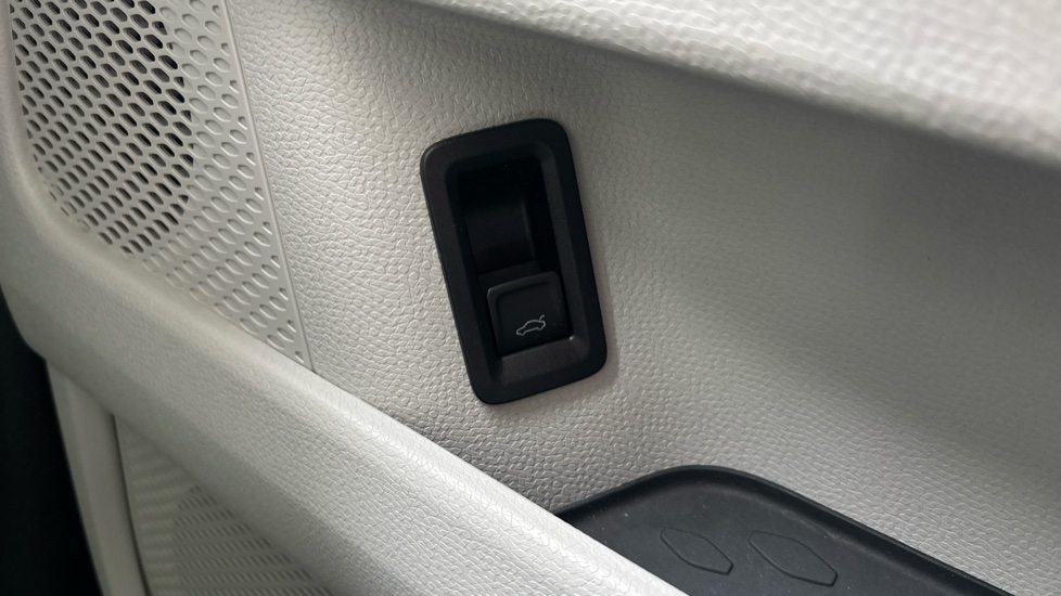 Volkswagen ID. Buzz 150kW Style Pro 77kWh 5dr Auto Electric Estate - Image 35
