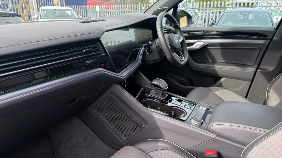 Volkswagen Touareg 3.0 V6 TDI 4Motion 286 Final Edition 5dr Tip Auto Diesel Estate - Image 2