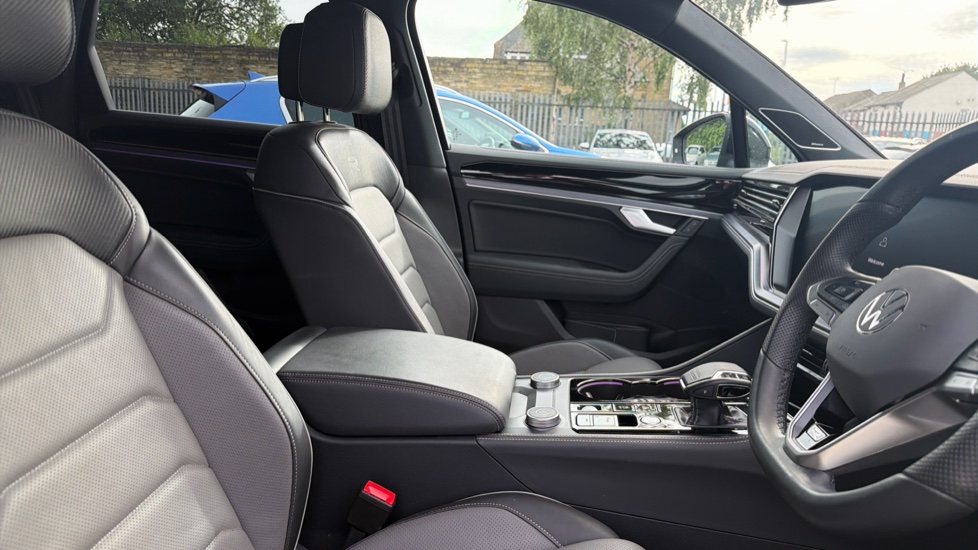 Volkswagen Touareg 3.0 V6 TDI 4Motion 286 Final Edition 5dr Tip Auto Diesel Estate - Image 15