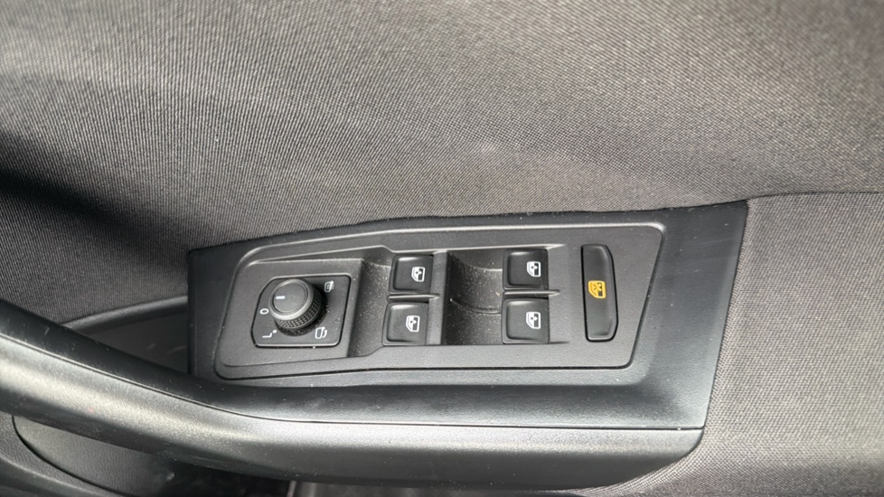 Volkswagen T-Roc 1.5 TSI Life 5dr Petrol Hatchback - Image 19