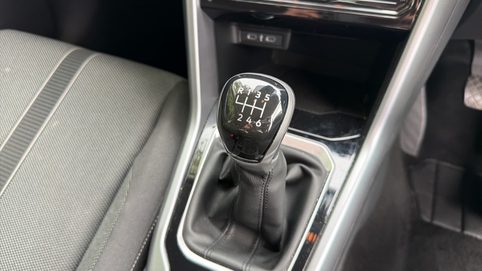 Volkswagen T-Roc 1.5 TSI Life 5dr Petrol Hatchback - Image 21