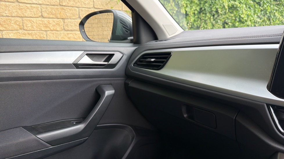 Volkswagen T-Roc 1.5 TSI Life 5dr Petrol Hatchback - Image 28