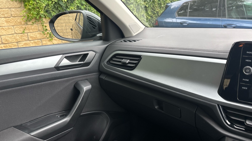 Volkswagen T-Roc 1.5 TSI Life 5dr Petrol Hatchback - Image 32