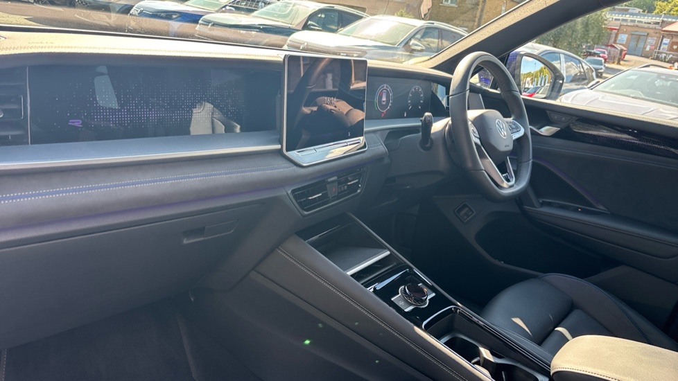 Volkswagen Tayron 1.5 TSI eHybrid R-Line 5dr DSG6 Estate - Image 2