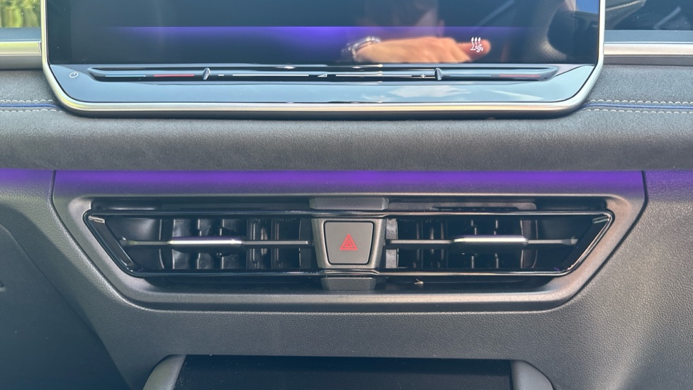 Volkswagen Tayron 1.5 TSI eHybrid R-Line 5dr DSG6 Estate - Image 13