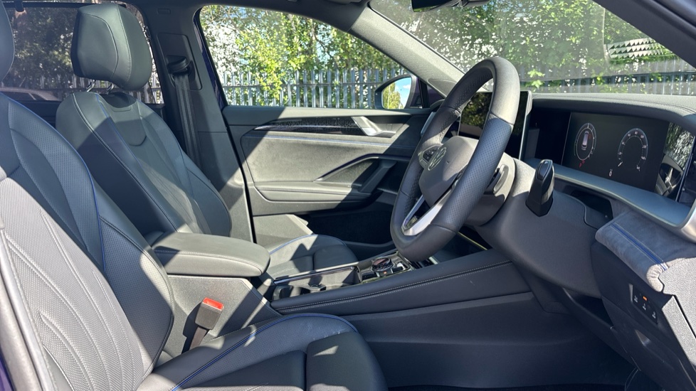 Volkswagen Tayron 1.5 TSI eHybrid R-Line 5dr DSG6 Estate - Image 15