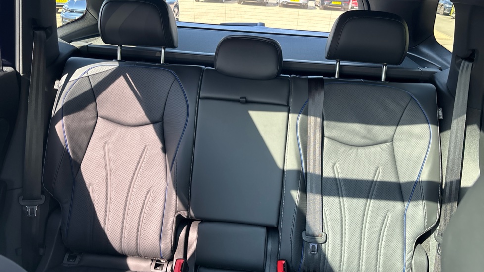 Volkswagen Tayron 1.5 TSI eHybrid R-Line 5dr DSG6 Estate - Image 16