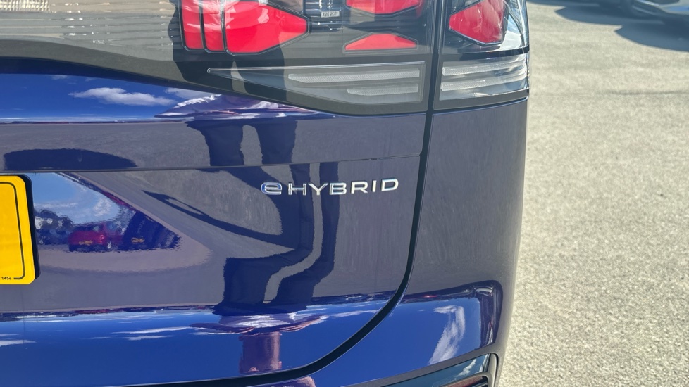 Volkswagen Tayron 1.5 TSI eHybrid R-Line 5dr DSG6 Estate - Image 28