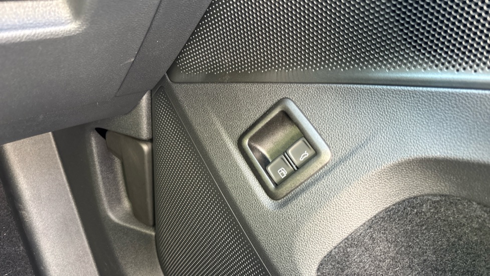 Volkswagen Tayron 1.5 TSI eHybrid R-Line 5dr DSG6 Estate - Image 41