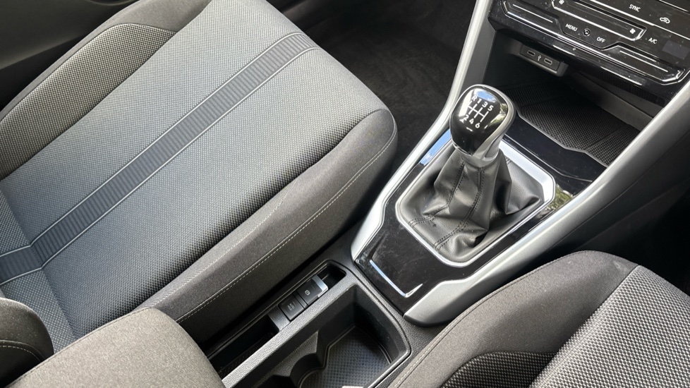 Volkswagen T-Roc 1.5 TSI Life 5dr Petrol Hatchback - Image 14
