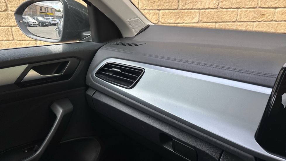 Volkswagen T-Roc 1.5 TSI Life 5dr Petrol Hatchback - Image 39