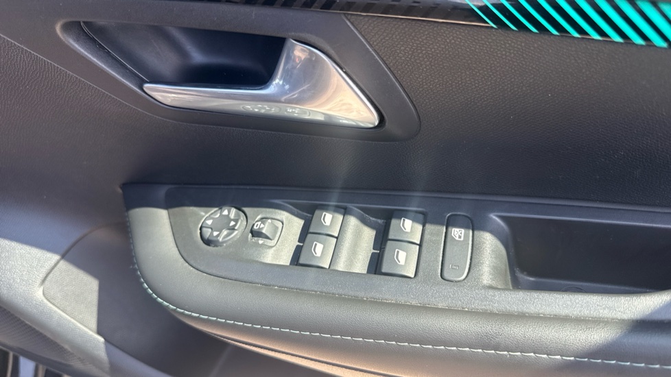 Peugeot 208 100kW Allure Premium 50kWh 5dr Auto Electric Hatchback - Image 33