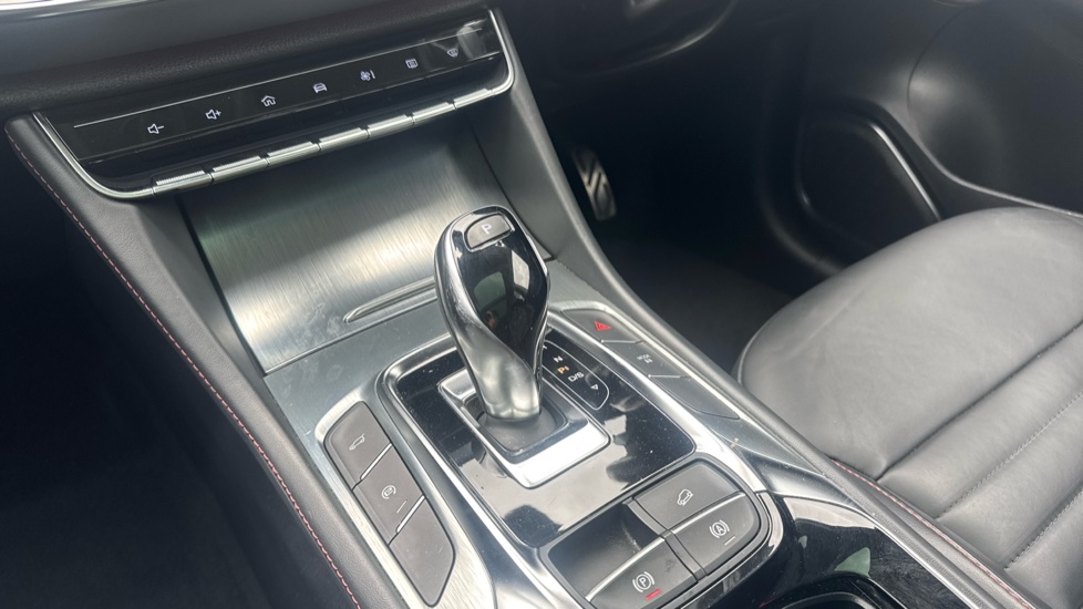 MG HS 1.5 T-GDI Exclusive 5dr DCT Petrol Hatchback - Image 13
