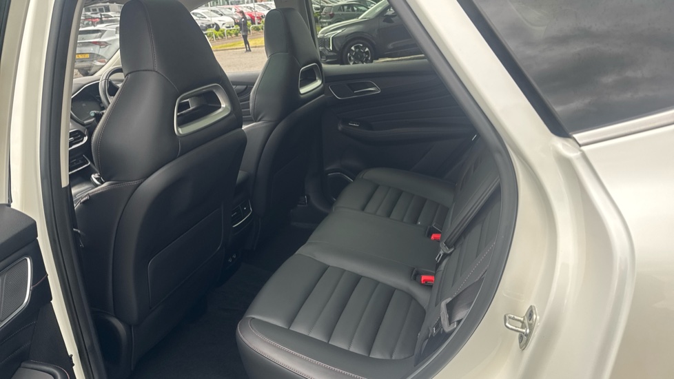 MG HS 1.5 T-GDI Exclusive 5dr DCT Petrol Hatchback - Image 16