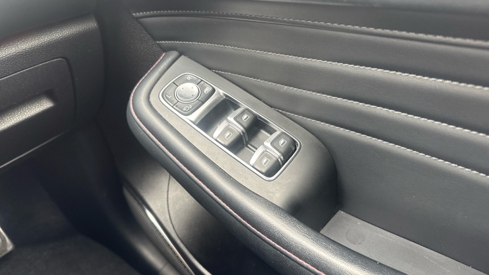MG HS 1.5 T-GDI Exclusive 5dr DCT Petrol Hatchback - Image 39