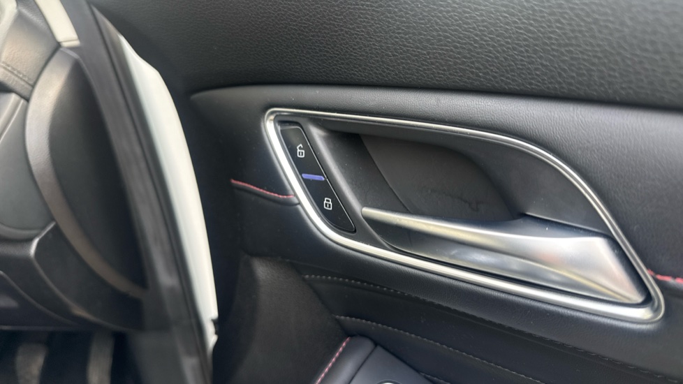 MG HS 1.5 T-GDI Trophy 5dr Petrol Hatchback - Image 37